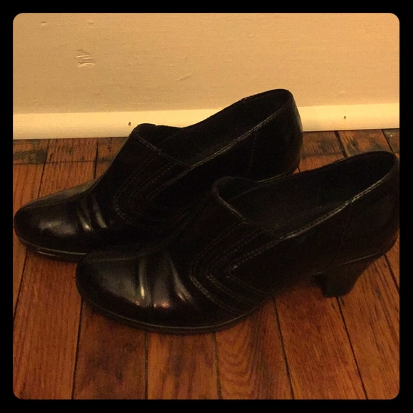 Clarks Shoes - Clarks black Booties size 8